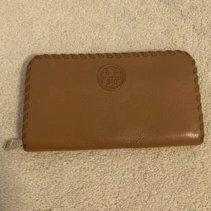 Authentic Tory Burch brown wallet. Good condition!